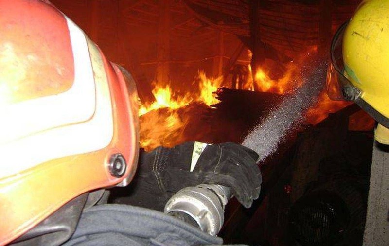 INCENDIU de PROPORȚII la o FIRMĂ de POMPE FUNEBRE din MIERCUREA CIUC!