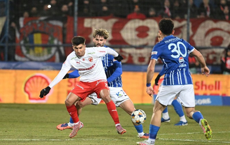 Dinamo, victorie în ultimele minute cu Farul Constanța și urcă pe locul 2 în clasament, la egalitate cu Rapid