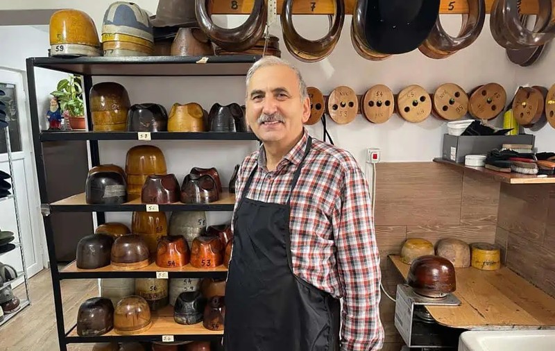 REPORTAJ la atelierul de pălării. Afacerea eleganței din alte vremuri, ținută în viață de trei meșteri ￼