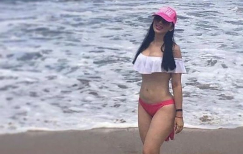 FOTO | Soția lui «El Chapo» se pozează în bikini, la plajă, în timp ce soțul ei își așteaptă condamnarea
