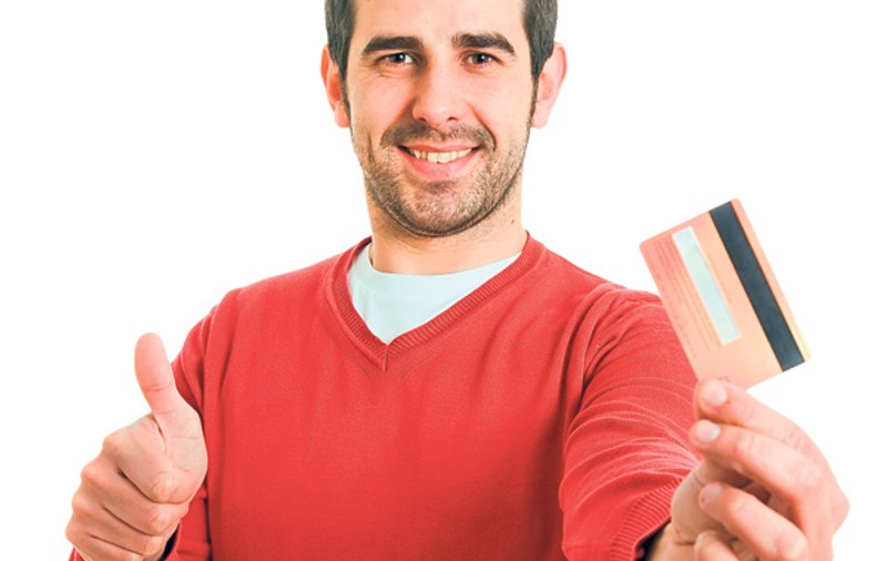 Foloseşte inteligent cardul de credit! Ce rişti dacă scoţi bani de la bancomat