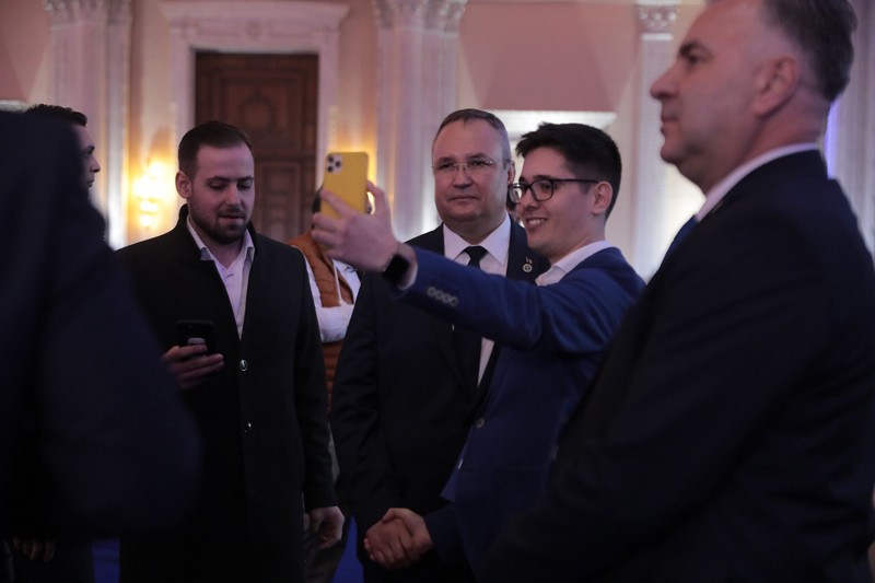 Ciucă a făcut selfie-uri cu toți liberalii de la Congres. Inclusiv cu „juniorii” din TNL