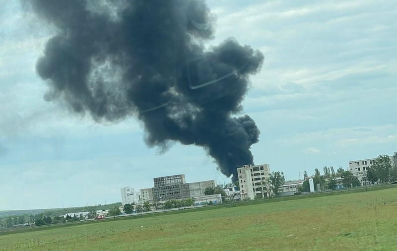 Incendiu cu degajări mari de fum, după ce deşeuri depozitate pe platforma de la Săvinești au luat foc. Intervin 16 autospeciale de pompieri