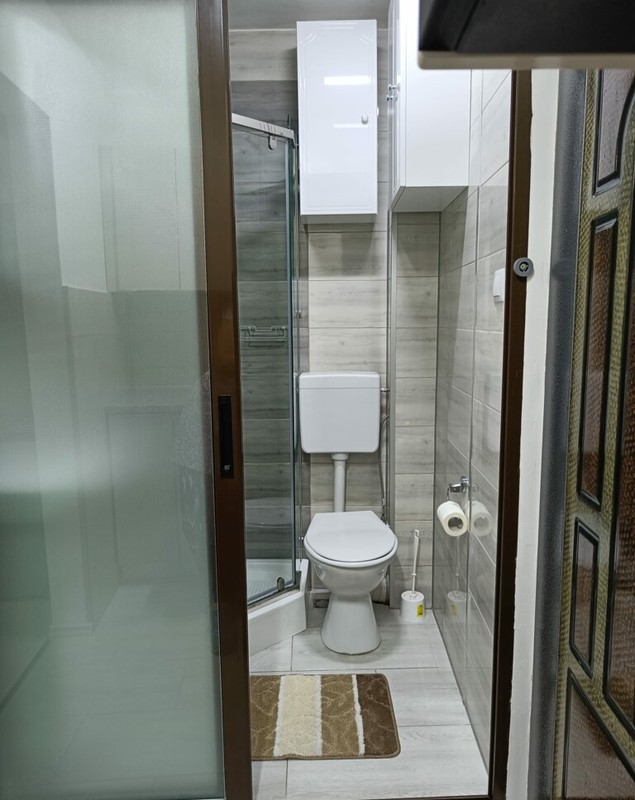 FOTO. Cum arată garsoniera cu bucătărie în hol pentru care se cer 300 de euro: „Numai în Cluj găsești genul ăsta de garsoniere”