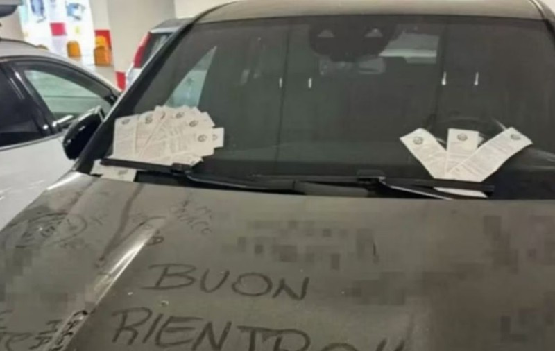 „Șoferul deștept de Mercedes” care și-a lăsat mașina în parcarea greșită, când a plecat o lună în vacanță, a găsit parbrizul plin de amenzi