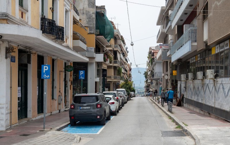 Un român a rămas fără permis pentru 60 de zile și a luat o amendă de 150 de euro pentru că a parcat greșit, în Grecia