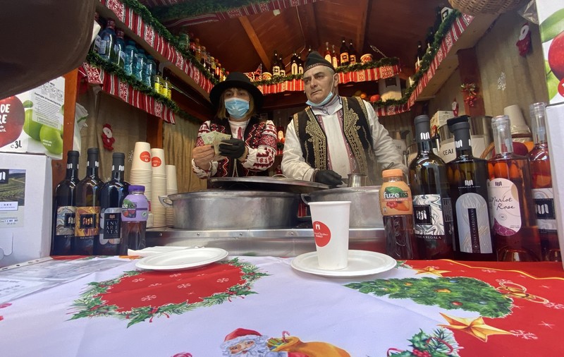 De câți bani ai nevoie pentru a merge la târgul de Crăciun din București? Un cârnat uriaș cu de toate costă 60 de lei