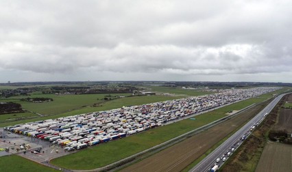 Mii de camioane, parcate pe aeroportul Manston FOTO: Hepta