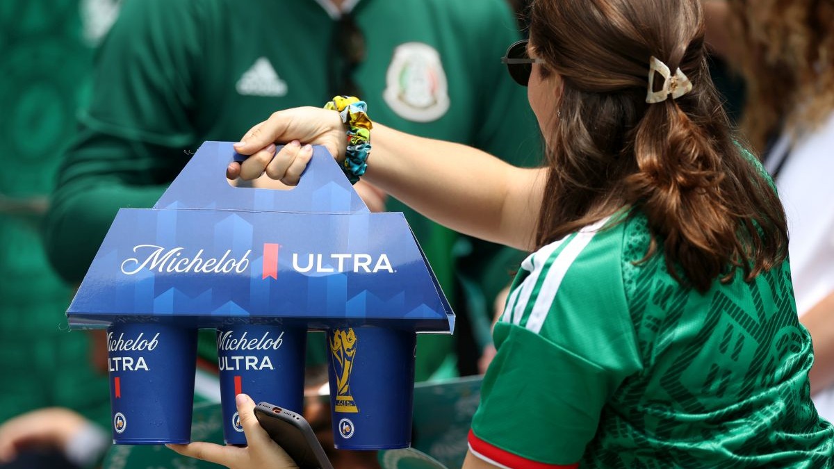 Fanii sunt văzuți cu pahare și suporturi pentru băuturi Michelob Ultra în timpul meciului din Grupa A al Cupei Mondiale FIFA 2026 dintre Mexic și Africa de Sud, desfășurat pe stadionul Mexico City, pe 11 iunie 2026, în Mexico City