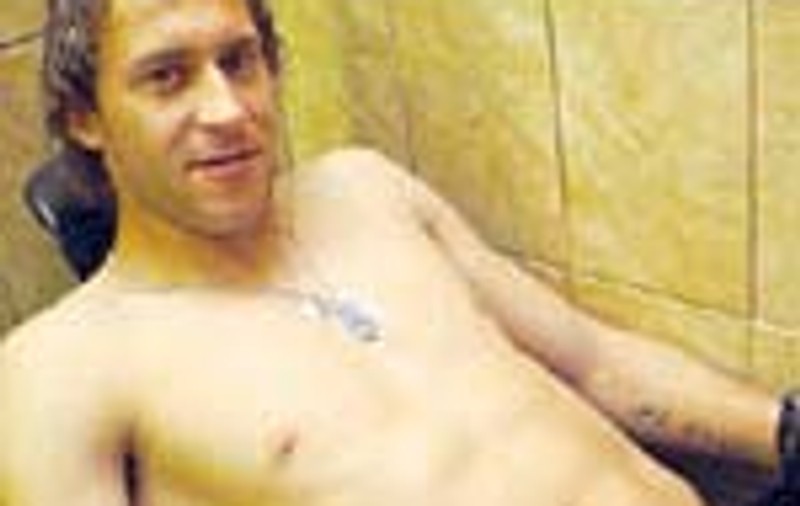 Carlos si-a tatuat o pantera pe abdomen