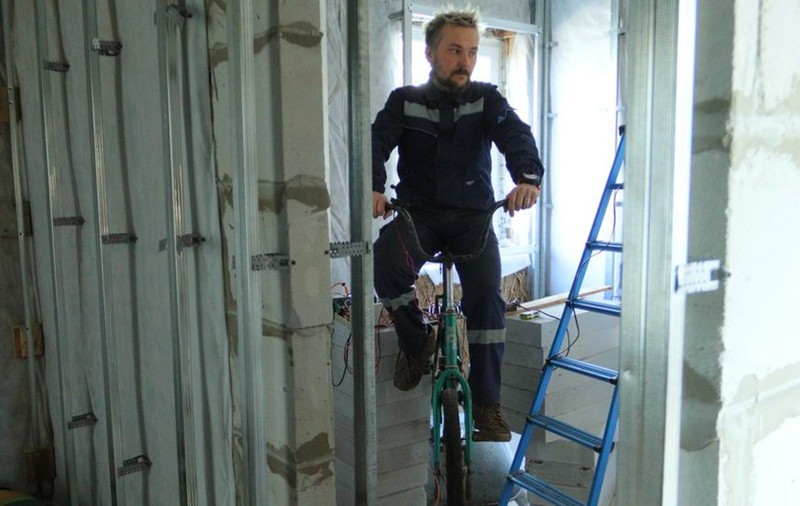 În Cernihivul rămas fără curent, Volodimir produce energie cu un generator improvizat, pe care îl alimentează dând la pedalele unei biciclete vechi