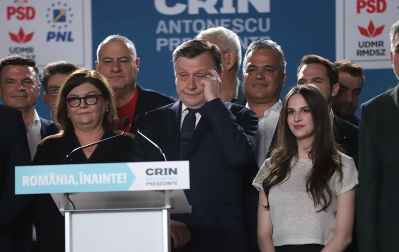 Crin Antonescu își recunoaște înfrângerea electorală: „E ireversibil. Oamenii care m-au votat să decidă singuri”. „Suntem în turul 2”, a scris Nicușor Dan