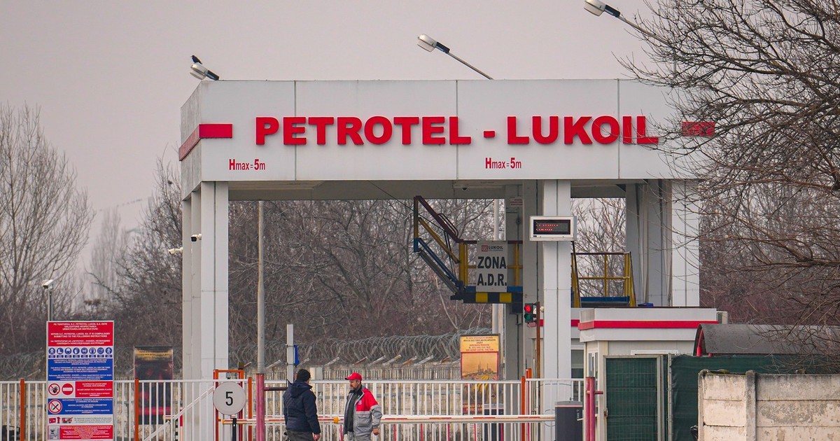 intrarea in rafinaria petrotel a lukoil. pe o poarta mare, metalica, vopsita in alb, scrie cu rosu numele companiei