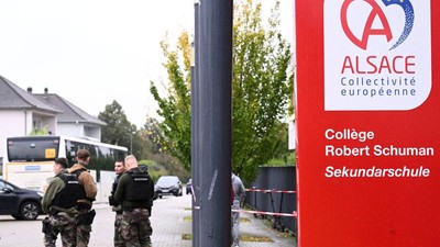 Jandarmi patrulează scoală Franța