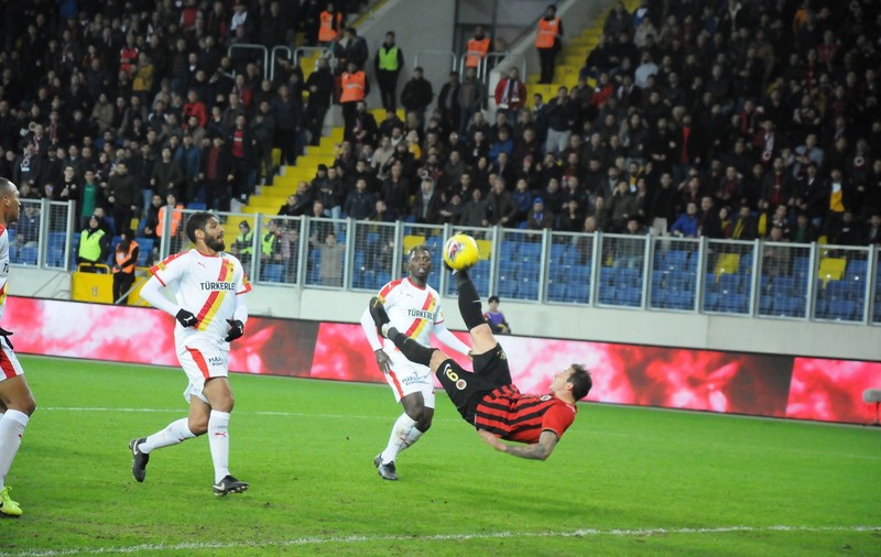 Dublă Bogdan Stancu pentru Genclerbirligi. A dat un gol din foarfecă. ”Motanul” a marcat 10 goluri în acest sezon