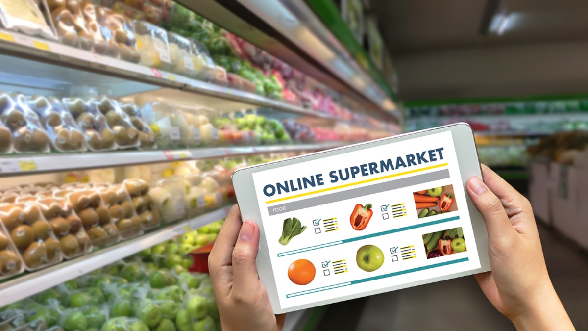 Program Sezamo de Anul Nou 2024 - Imagine cu o persoană care comandă de pe o tabletă produse de supermarket.