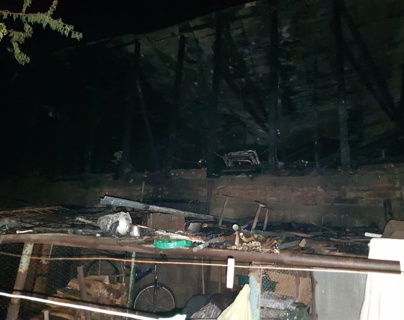 FOTO/ Incendiul din Brăila care a mistuit cinci case a fost provocat de un scurtcircuit. Doi oameni au ajuns la spital intoxicați cu fum