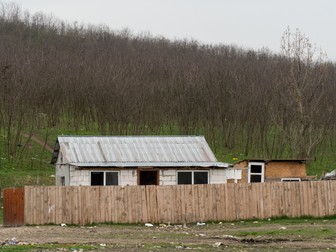 Sergiu locuieşte împreună cu soţia şi cei trei copii în casa socrilor