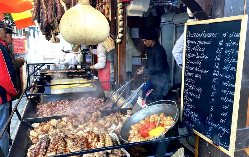 Târg de Crăciun pentru bogați, la București: 5 lei o sarma, 7 lei un pahar de ceai sau 20 de lei pentru o simplă gălușcă cu prune
