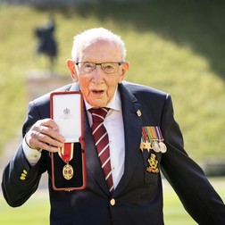 Veteranul de război Tom Moore prezintă mândru decorația primită din partea reginei Elisabeta | FOTO: Instagram / Royal Family