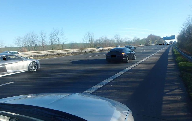 20 de mașini de lux din alaiul unei nunți au blocat o autostradă pe care circulau cu 20 km/h, în Germania. Poliția a scos nuntașii de pe șosea