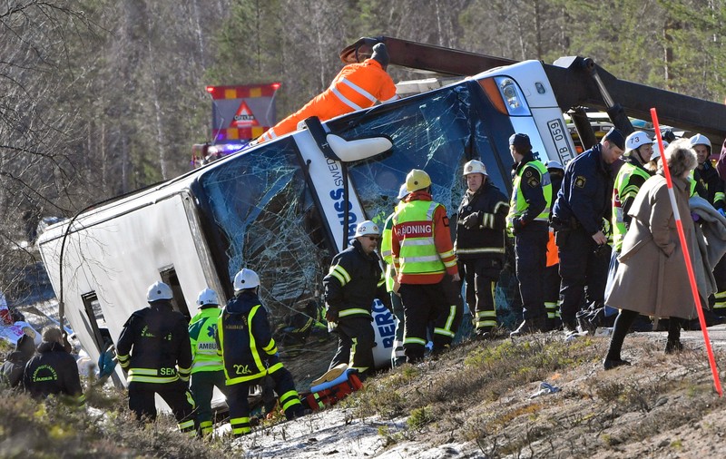 Un autobuz școlar s-a răsturnat în Suedia. Cel puțin trei morți