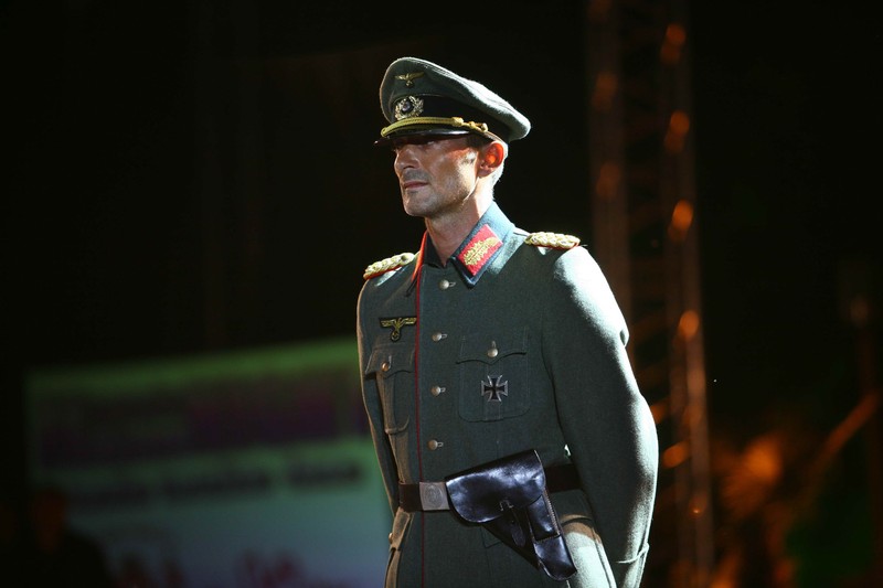 Primarul municipiului Constanta, Radu Mazare, defileaza in uniforma de general din Armata Germana, in cadrul evenimentului "Mamaia Milano Night", desfasurat in Piateta Cazinoului din statiunea Mamaia, sambata, 18 iulie 2009.