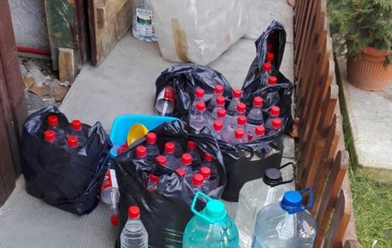 Pericol public! Petrol lampant găsit în sticle de alcool!
