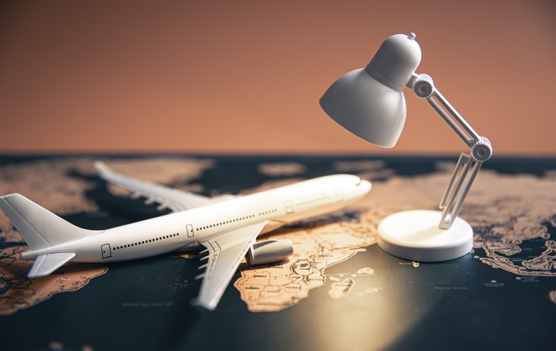 Noul mod în care românii caută bilete de avion, pentru a descoperi cele mai ieftine zboruri pentru vacanțe