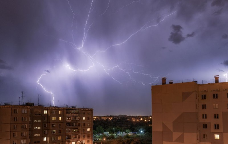 Cod galben de ploi cu descărcări electrice până marți seara, în București