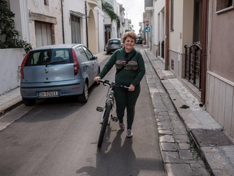 Ionela merge cu bicicleta la muncă. Neviano, Italia, mai 2022