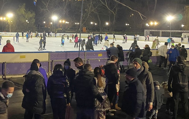 VIDEO | Haos în prima zi din an la patinoarul din Cișmigiu. Zeci de oameni pe gheață, fără distanțare socială