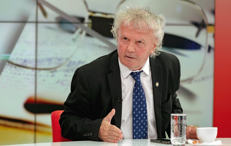 Ilie Dobre, episoade inedite din cariera celebrului comentator: „Veniseră cu cuțitele, au intrat peste mine în cabină și mi-au dat să beau pălincă”