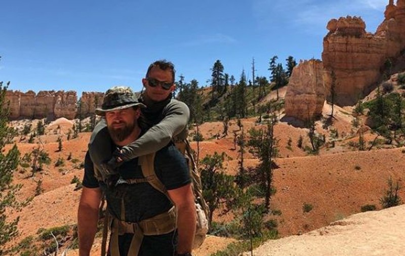Gestul uimitor făcut de un veteran de război pentru un camarad care și-a pierdut ambele picioare în Afganistan