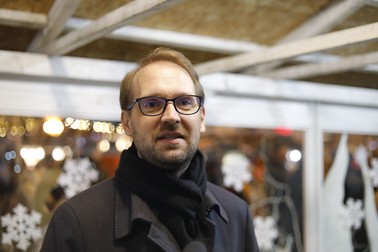 Dominic Fritz, primarul municipiului Timisoara, sustine o declaratie de presa, la deschiderea Targului de Craciun, organizat in Piata Victoriei din Timisoara, duminica, 26 noiembrie 2023. EMANUEL TITUS ILIESI / MEDIAFAX FOTO