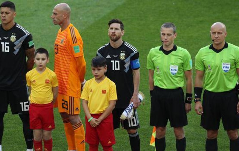 Argentinianul Willy Caballero a stat într-o poziție ciudată, la intonarea imnului. Portarul a copiat gestul