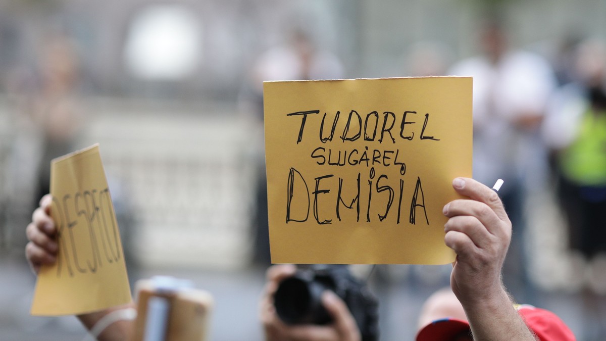 A doua zi de proteste în Piața Victoriei, după propunerea de revocare a procurorului general