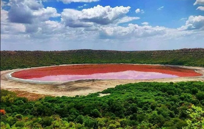 Lacul vechi de 50.000 de ani care și-a schimbat inexplicabil culoarea și a devenit roz