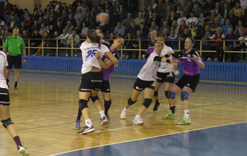 Fetele de la Roman, învingătoare în primul meci al play-off-ului