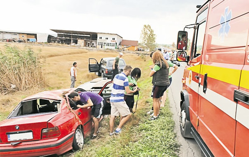 Au scăpat ca prin minune! Cinci fotbaliste de la Navobi Iaşi s-au răsturnat cu BMW-ul într-o râpă