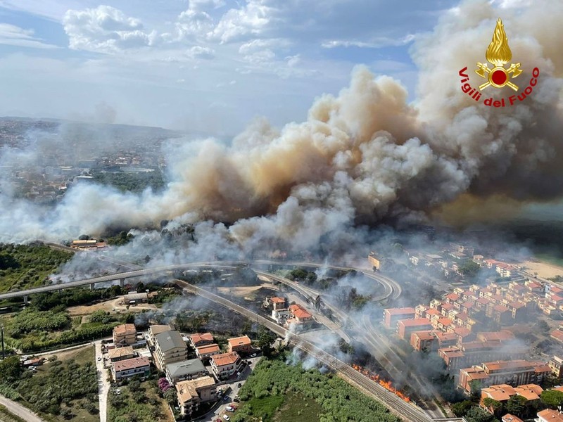 Imagine cu un incendiu de vegetație din apropiere de Pescara, în regiunea Abruzzo | Foto: Profimedia