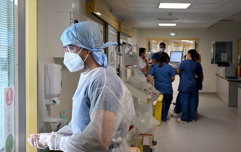 Dezbatere aprinsă în Franța, după ce șeful spitalelor din Paris a spus că nevaccinații ar trebui să-și plătească spitalizarea