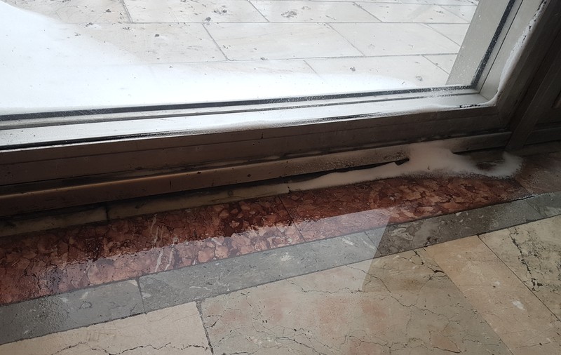 Intră zăpada în Palatul Parlamentului; Aleșii au tremurat în plen, din cauza ferestrelor vechi ( FOTO/ VIDEO)