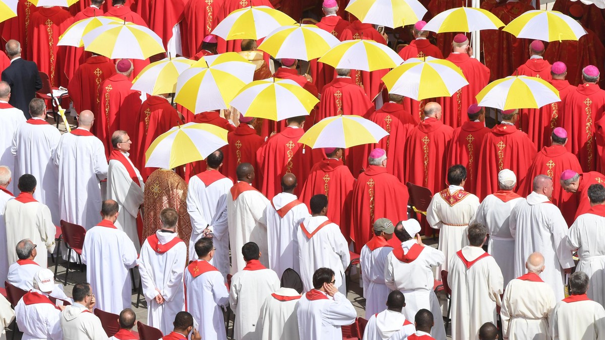 Orgie gay în apartamentul unui cardinal