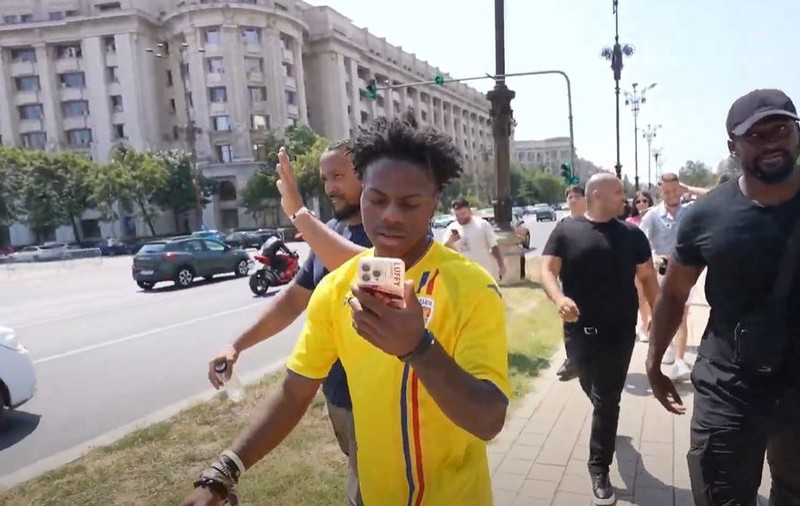 IShowSpeed, un streamer american celebru, este în România. Zeci de mii de oameni îl urmăresc pe YouTube plimbându-se prin București. VIDEO