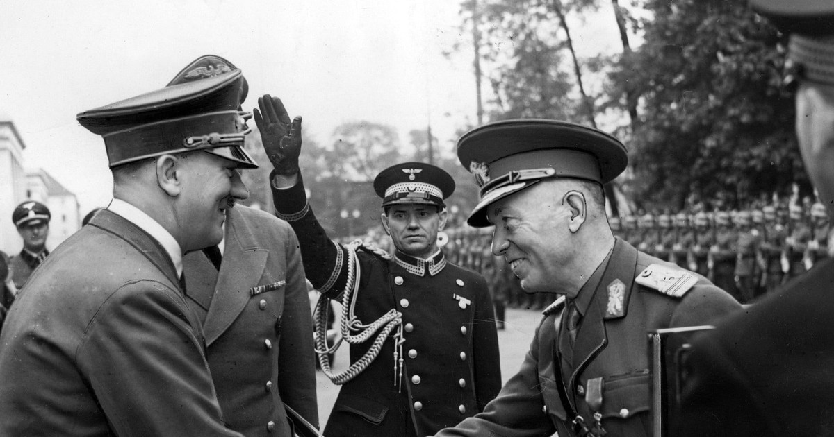 Al Doilea Război Mondial – Liderul celui de-al Treilea Reich, Adolf Hitler (stânga), îl salută pe liderul român Ion Antonescu (dreapta) 1941 - fotografie de presă retușată veche.