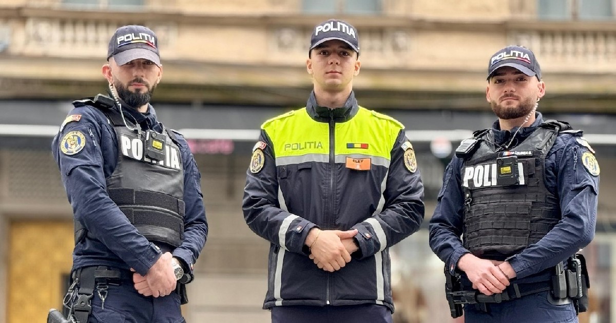 Trei polițiști îmbrăcați în uniforme, stând în picioare