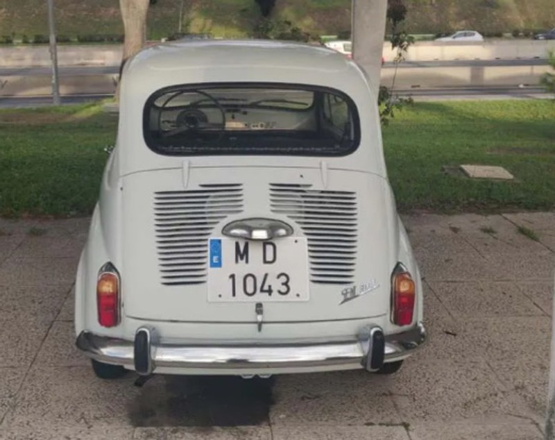 Un micuț Seat 600 e parcat de 60 de ani în același loc, la Madrid. Povestea din spatele mașinii legendare în Spania