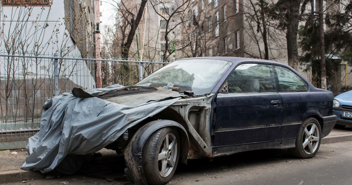 Mașină abandonată pe o stradă