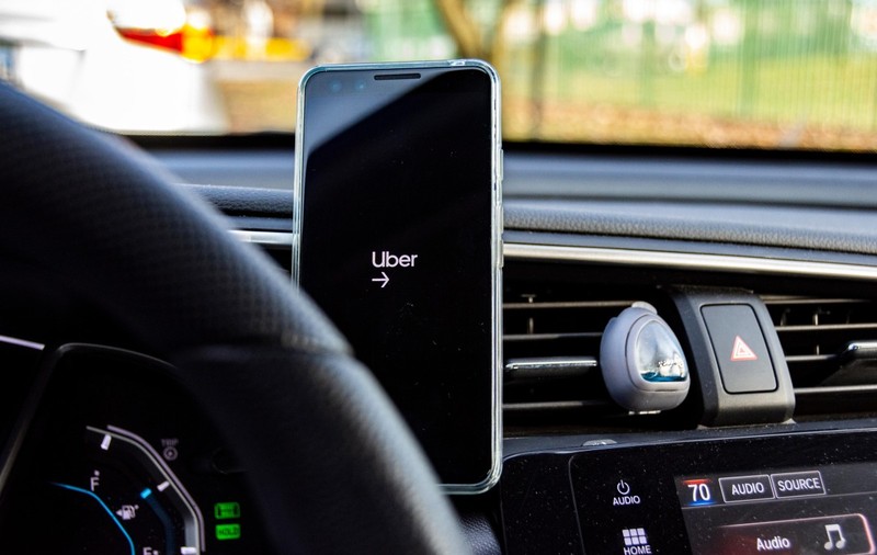 Un bărbat de 76 de ani lucrează pentru Uber, după ce a rămas fără economii, în SUA: „Nu știu cât mai pot conduce”